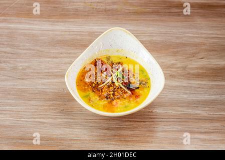 Tadka Wali dal. Piatto indiano di toor dal e altri legumi, in cui spezie e condimenti sono precedentemente fritti Foto Stock