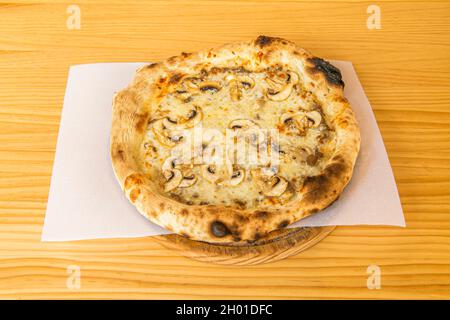 Pizza tartufata per una persona con frullato di funghi confit, olio di girasole, capperi, acciughe, carni di olive nere, tartufo nero e aglio Foto Stock