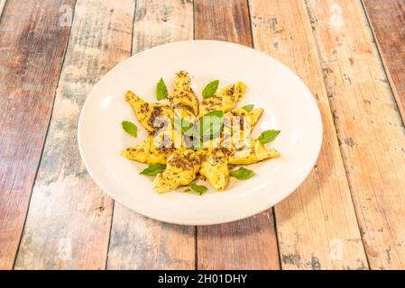 Ricetta italiana per ravioli con ricotta e salsa al tartufo con foglie di basilico e olio d'oliva Foto Stock