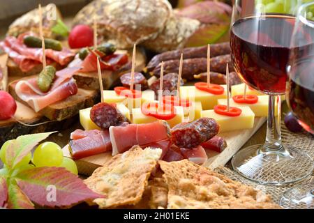 Abbondante spuntino in Alto Adige con pancetta, salame, formaggio di montagna e il pane di segale piatto molto croccante, il cosiddetto Schuettelbrot Foto Stock