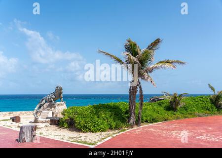 Isla Mujeres, Cancun, Messico - 13 settembre 2021: Punta sur - punto più a sud di Isla Mujeres, Messico. statua di iguana sull'isola di Isla Mujeres Foto Stock