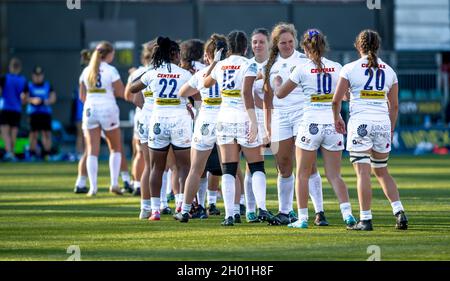 Londra, Regno Unito. 10 Ott 2021. Al termine della partita femminile Allianz Premier 15s tra Saracens Women e Exeter Chiefs Women allo StoneX Stadium di Londra, Inghilterra, il 10 ottobre 2021, i giocatori si sono accanite. Foto di Phil Hutchinson. Solo per uso editoriale, licenza richiesta per uso commerciale. Nessun utilizzo nelle scommesse, nei giochi o nelle pubblicazioni di un singolo club/campionato/giocatore. Credit: UK Sports Pics Ltd/Alamy Live News Foto Stock