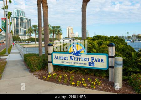 Insegna d'ingresso all'Albert Whitted Park presso Bayshore Dr con lo skyline moderno della città sullo sfondo del centro di St. Petersburg, Florida FL, USA. Foto Stock