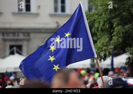 Grande bandiera dell'UE sulle onde dei flagpole durante la massiccia manifestazione di strada a Cracovia, in Polonia, per sostenere la memoria dei Polands nell'UE Foto Stock