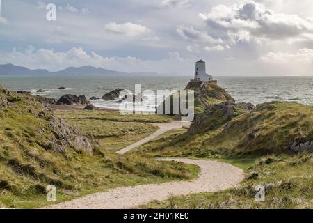 Sentiero tortuoso per Twr Mawr o grande torre sull'isola di Llanddwyn visto nell'ottobre 2021 sulla costa anglesey nel Galles del Nord. Foto Stock