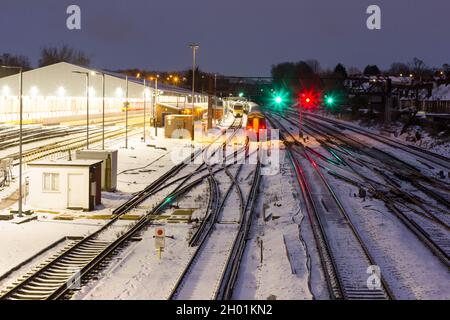 I treni rimangono ancora sotto la neve pesante sulle linee ferroviarie nazionali, i semafori, il tempo del Regno Unito di Londra del sud Foto Stock