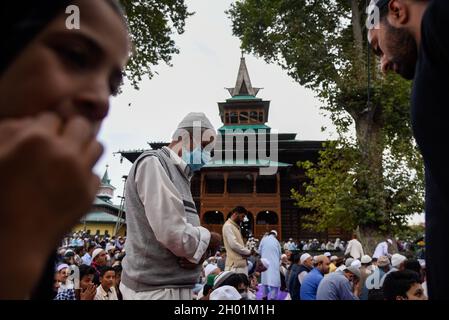 Srinagar, India. 10 Ott 2021. Un uomo musulmano di Kashmiri offre preghiere fuori del santuario di Khawaja Naqshband a Srinagar.migliaia di musulmani riuniti al santuario di Sufi Saint Khwaja Naqshband per offrire tradizionali 'Khawaja Digar' speciali preghiere di messa per marcare gli URS di Sufi Saint Khwaja Naqshband al suo santuario a Srinagar. Credit: SOPA Images Limited/Alamy Live News Foto Stock