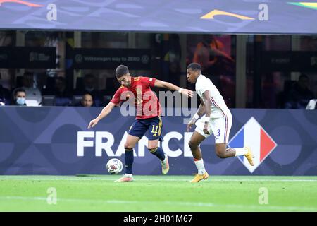 Milano, Italia. 10 Ott 2021. Ferran Torres di Spagna e Presnel Kimpembe di Francia combattono per la palla durante la finale della Lega delle Nazioni UEFA tra Spagna e Francia allo Stadio Giuseppe Meazza il 10 ottobre 2021 a Milano. Credit: Marco Canoniero/Alamy Live News Foto Stock