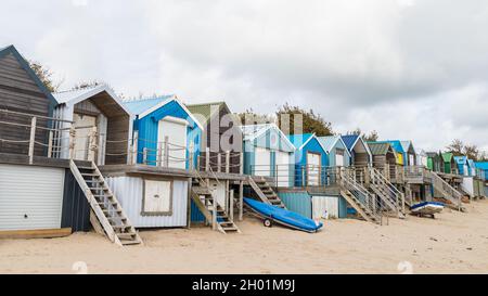 Le capanne di Abersoch si sono allineate sul retro della spiaggia sulla costa del Galles del Nord, nella foto di ottobre 2021. Foto Stock