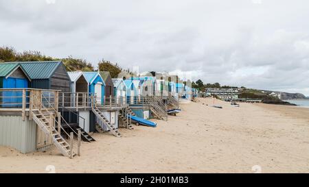 Abersoch Beach capanne allineate dalle dune di sabbia sulla costa del Galles del Nord nel mese di ottobre 2021. Foto Stock