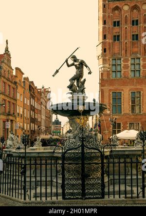 Danzica, Polonia - 05 ottobre 2020: Fontana di Nettuno nel centro storico di Danzica, Polonia Foto Stock