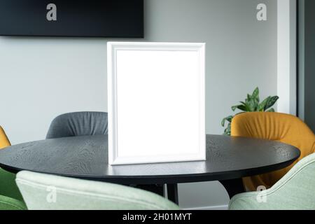 Modello Blank Award nella moderna sala d'ufficio. Cornice immagine vuota. Inserire il testo o il disegno o modello per il certificato o il diploma. Foto Stock