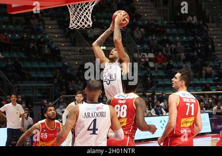 Bologna, Italia. 10 Ott 2021. Brandon Ashley (Kigili Fortitudo Bologna) durante la serie A1 campionato italiano LBA di basket partita Kigili Fortitudo Bologna Vs. Carpegna Prosciutto Victoria Libertas Pallacanestro Pesaro al Paladozza Sports Palace - Bologna, 10 ottobre 2021 Credit: Independent Photo Agency/Alamy Live News Foto Stock
