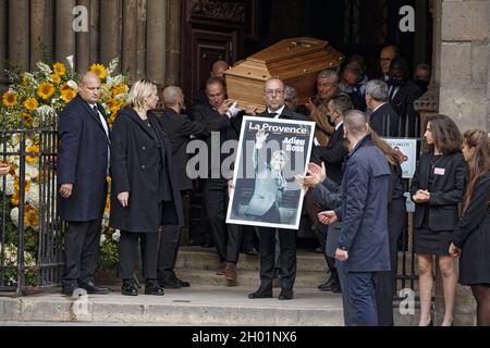 Parigi, Francia. 6 ottobre 2021. Messa funeraria organizzata nella chiesa di Saint-Germain-des-Prés a Parigi in omaggio a Bernard Tapie il 6 ottobre 2021. Foto Stock