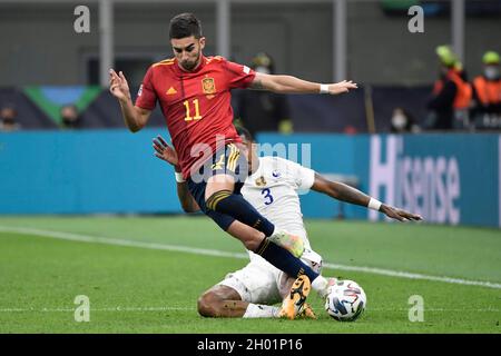 Milano, Italia. 10 Ott 2021. Ferran Torres di Spagna e Presnel Kimpembe di Francia durante la partita di calcio finale della UEFA Nations League tra Spagna e Francia allo stadio San Siro di Milano (Italia), 10 ottobre 2021. Foto Andrea Staccioli/Insidefoto Credit: Ininsidefoto srl/Alamy Live News Foto Stock