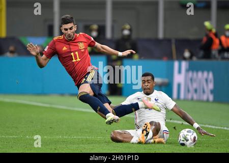 Milano, Italia. 10 Ott 2021. Ferran Torres di Spagna e Presnel Kimpembe di Francia durante la partita di calcio finale della UEFA Nations League tra Spagna e Francia allo stadio San Siro di Milano (Italia), 10 ottobre 2021. Foto Andrea Staccioli/Insidefoto Credit: Ininsidefoto srl/Alamy Live News Foto Stock