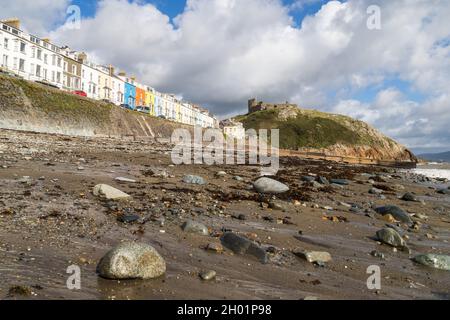 Passeggiata pittoresca a Criccieth visto sulla costa del Galles del Nord dalla spiaggia nell'ottobre 2021. Foto Stock