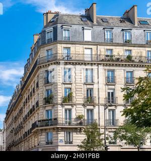 Parigi, edificio tipico boulevard Parmentier, nel 11 ° arrondissement, tipica facciata parigina Foto Stock