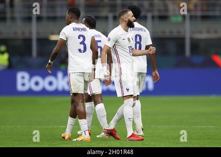 Milano, Italia, 10 ottobre 2021. Karim Benzema di Francia festeggia con i compagni di squadra dopo aver segnato il livello di gioco a 1-1 durante la partita della UEFA Nations League allo Stadio Giuseppe Meazza di Milano. Il credito d'immagine dovrebbe essere: Jonathan Moscrop / Sportimage Foto Stock