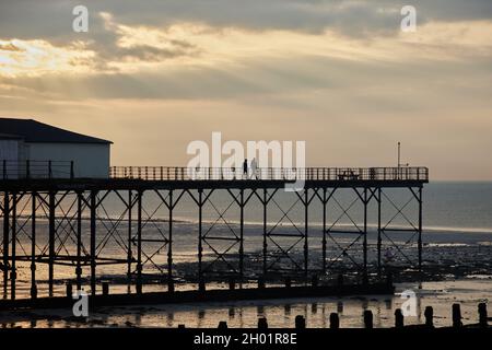 Due persone hanno visto camminare sul molo di Bognor Regis, Regno Unito. Foto Stock