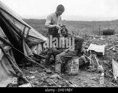 Un soldato britannico veste le ferite di un prigioniero tedesco vicino a Bernafay Wood. Luglio 19, 1916. Foto Stock