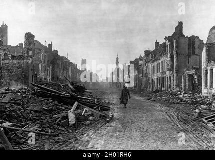 Un soldato tedesco cammina per le strade rovinate di Peronne. Novembre, 1916. Foto Stock