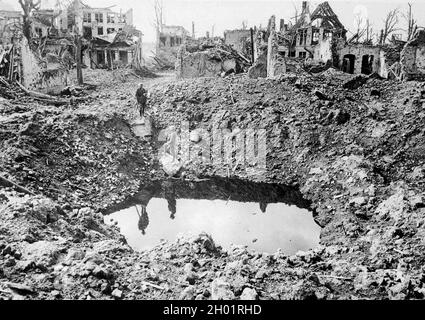 Un enorme cratere di conchiglie nelle rovine di Ypres, Belgio, ottobre 1917. Foto Stock