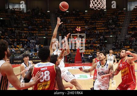 Bologna, Italia. 10 Ott 2021. Malachi Richardson (Kigili Fortitudo Bologna) nel corso della serie A1 campionato italiano LBA di basket match Kigili Fortitudo Bologna Vs. Carpegna Prosciutto Victoria Libertas Pallacanestro Pesaro al Paladozza Sports Palace - Bologna, 10 ottobre 2021 Credit: Independent Photo Agency/Alamy Live News Foto Stock