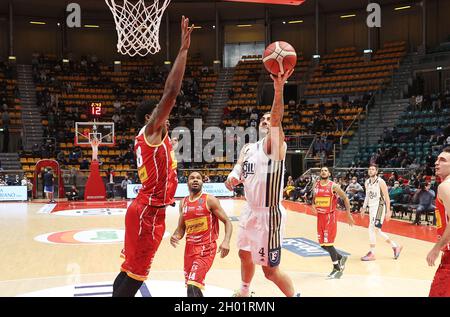 Bologna, Italia. 10 Ott 2021. Pietro Aradori (Kigili Fortitudo Bologna) nel corso della serie A1 campionato italiano LBA di basket match Kigili Fortitudo Bologna Vs. Carpegna Prosciutto Victoria Libertas Pallacanestro Pesaro al Paladozza Sports Palace - Bologna, 10 ottobre 2021 Credit: Independent Photo Agency/Alamy Live News Foto Stock