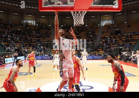 Bologna, Italia. 10 Ott 2021. Malachi Richardson (Kigili Fortitudo Bologna) nel corso della serie A1 campionato italiano LBA di basket match Kigili Fortitudo Bologna Vs. Carpegna Prosciutto Victoria Libertas Pallacanestro Pesaro al Paladozza Sports Palace - Bologna, 10 ottobre 2021 Credit: Independent Photo Agency/Alamy Live News Foto Stock