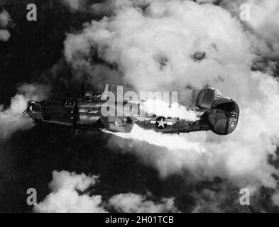 Un bombardiere Liberator consolidato B-24 che brucia dopo essere stato colpito da flak durante un raid. Foto Stock