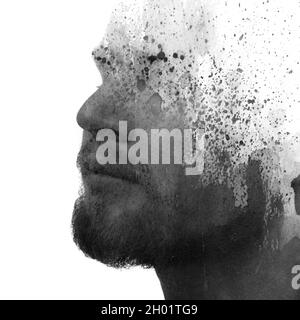 Un ritratto in bianco e nero di un giovane uomo combinato con vari spruzzi di acquerello in una tecnica di pittura. Foto Stock