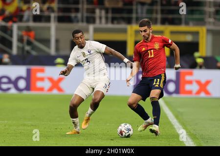 Milano, Italia. 10 Ott 2021. Ferran Torres di Spagna e Presnel Kimpembe di Francia in azione durante le finali della Lega delle Nazioni UEFA 2021 finale di calcio tra Spagna e Francia allo Stadio Giuseppe Meazza di Milano il 10 ottobre 2021 Credit: Live Media Publishing Group/Alamy Live News Foto Stock