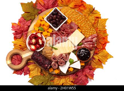Una scheda di Charcuterie con un tema d'autunno Foto Stock