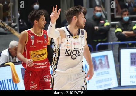 Bologna, Italia. 10 Ott 2021. Jon Axel Gudmundsson (Kigili Fortitudo Bologna) durante la serie A1 campionato italiano LBA di basket match Kigili Fortitudo Bologna Vs. Carpegna Prosciutto Victoria Libertas Pallacanestro Pesaro al Paladozza Sports Palace - Bologna, 10 ottobre 2021 Credit: Independent Photo Agency/Alamy Live News Foto Stock