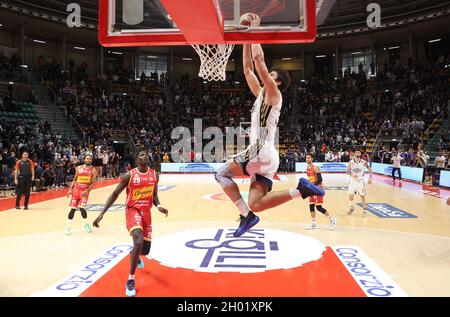 Bologna, Italia. 10 Ott 2021. Leonardo Tote (Kigili Fortitudo Bologna) durante la serie A1 campionato italiano di basket LBA partita Kigili Fortitudo Bologna Vs. Carpegna Prosciutto Victoria Libertas Pallacanestro Pesaro al Paladozza Sports Palace - Bologna, 10 ottobre 2021 Credit: Independent Photo Agency/Alamy Live News Foto Stock