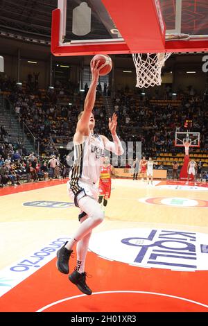 Bologna, Italia. 10 Ott 2021. Robin Benzing (Kigili Fortitudo Bologna) nel corso della serie A1 campionato italiano LBA di basket match Kigili Fortitudo Bologna Vs. Carpegna Prosciutto Victoria Libertas Pallacanestro Pesaro al Paladozza Sports Palace - Bologna, 10 ottobre 2021 Credit: Independent Photo Agency/Alamy Live News Foto Stock