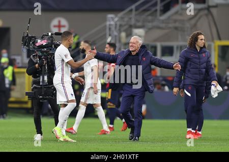 Milano, Italia. 10 Ott 2021. Didier Deschamps il capo allenatore di Francia celebra la vittoria al termine della partita con Kylian Mbappe di Francia durante le finali della Lega delle Nazioni UEFA 2021 finale di calcio tra Spagna e Francia allo stadio Giuseppe Meazza di Milano il 10 ottobre 2021 credito: Live Media Publishing Group/Alamy Live News Foto Stock