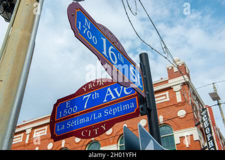 Ybor Road segnaletica a e 7th Avenue a N 16th Street in Ybor City Historic District a Tampa, Florida FL, USA. Foto Stock