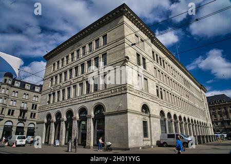 ZURIGO, SVIZZERA - 17 settembre 2021: La Banca nazionale della Svizzera; una vista da Bahnhofstrasse, Zurigo, Svizzera Foto Stock