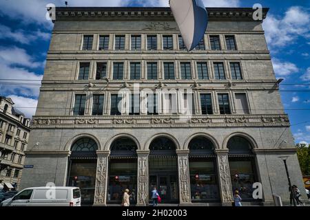 ZURI, SVIZZERA - 17 settembre 2021: La facciata della Banca Nazionale Svizzera; una vista da Bahnhofstrasse, Zurigo, Svizzera Foto Stock