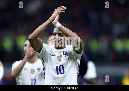 Milano, Italia. 10 Ott 2021. Kylian Mbappe di Francia festeggia dopo aver vinto la partita finale della UEFA Nations League tra Spagna e Francia allo Stadio Giuseppe Meazza il 10 ottobre 2021 a Milano. Credit: Marco Canoniero/Alamy Live News Foto Stock