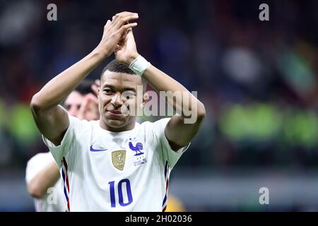 Milano, Italia. 10 Ott 2021. Kylian Mbappe di Francia festeggia dopo aver vinto la partita finale della UEFA Nations League tra Spagna e Francia allo Stadio Giuseppe Meazza il 10 ottobre 2021 a Milano. Credit: Marco Canoniero/Alamy Live News Foto Stock