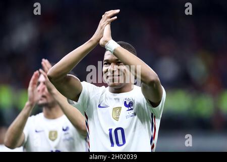 Milano, Italia. 10 Ott 2021. Kylian Mbappe di Francia festeggia dopo aver vinto la partita finale della UEFA Nations League tra Spagna e Francia allo Stadio Giuseppe Meazza il 10 ottobre 2021 a Milano. Credit: Marco Canoniero/Alamy Live News Foto Stock