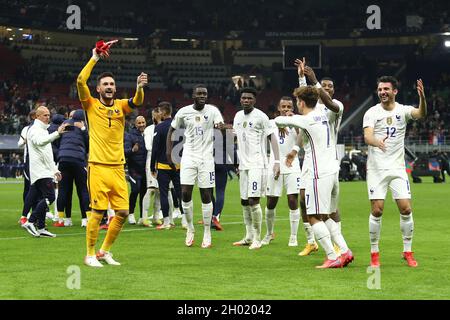 Milano, Italia. 10 Ott 2021. I giocatori della Francia festeggiano dopo aver vinto la partita finale della UEFA Nations League tra Spagna e Francia allo Stadio Giuseppe Meazza il 10 ottobre 2021 a Milano. Credit: Marco Canoniero/Alamy Live News Foto Stock