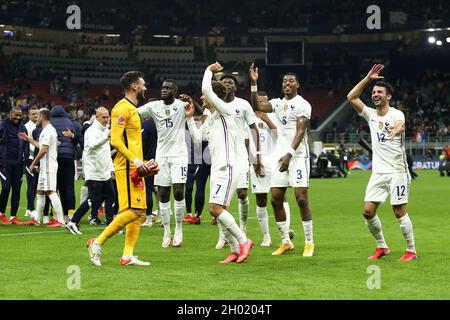 Milano, Italia. 10 Ott 2021. I giocatori della Francia festeggiano dopo aver vinto la partita finale della UEFA Nations League tra Spagna e Francia allo Stadio Giuseppe Meazza il 10 ottobre 2021 a Milano. Credit: Marco Canoniero/Alamy Live News Foto Stock