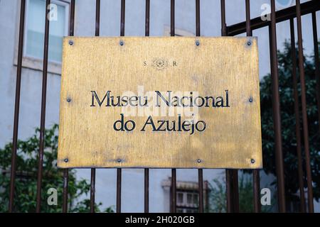 Segnaletica d'ingresso principale per il Museu Nacional do Azulejo nel centro di Lisbona Foto Stock