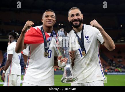 MILANO, ITALIA - OTTOBRE 10: Kylian Mbappe e Karim Benzema di Francia festeggiano con il trofeo della UEFA Nations League 2021 dopo la vittoria nella partita finale della UEFA Nations League 10 tra Spagna e Francia allo stadio San Siro il 2021 ottobre a Milano, Italia. (Foto di Emilio Andreoli - UEFA/UEFA via Getty Images/Insidefoto/Insidefoto) Credit: Ininsidefoto srl/Alamy Live News Foto Stock