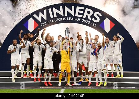 Milano, Italia. 10 Ott 2021. MILANO, ITALIA - OTTOBRE 10: Hugo Lloris di Francia alza il Trofeo della Lega delle Nazioni UEFA dopo la vittoria della squadra nella finale della Lega delle Nazioni UEFA 2021 tra Spagna e Francia allo Stadio San Siro il 10 Ottobre 2021 a Milano, Italia. (Foto di Tullio Puglia - UEFA/UEFA via Getty Images/Insidefoto/Insidefoto) Credit: Ininsidefoto srl/Alamy Live News Foto Stock