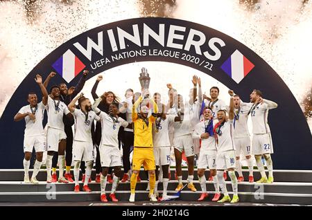 Milano, Italia. 10 Ott 2021. MILANO, ITALIA - OTTOBRE 10: Hugo Lloris di Francia alza il Trofeo della Lega delle Nazioni UEFA dopo la vittoria della squadra nella finale della Lega delle Nazioni UEFA 2021 tra Spagna e Francia allo Stadio San Siro il 10 Ottobre 2021 a Milano, Italia. (Foto di Tullio Puglia - UEFA/UEFA via Getty Images/Insidefoto/Insidefoto) Credit: Ininsidefoto srl/Alamy Live News Foto Stock